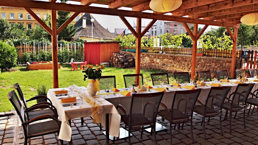Excalibur Penzion A Restaurace Moravská Třebová Buitenkant foto