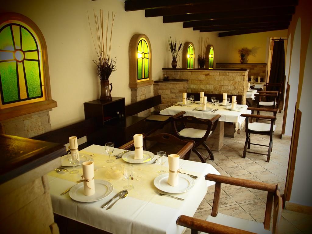 Excalibur Penzion A Restaurace Moravská Třebová Buitenkant foto