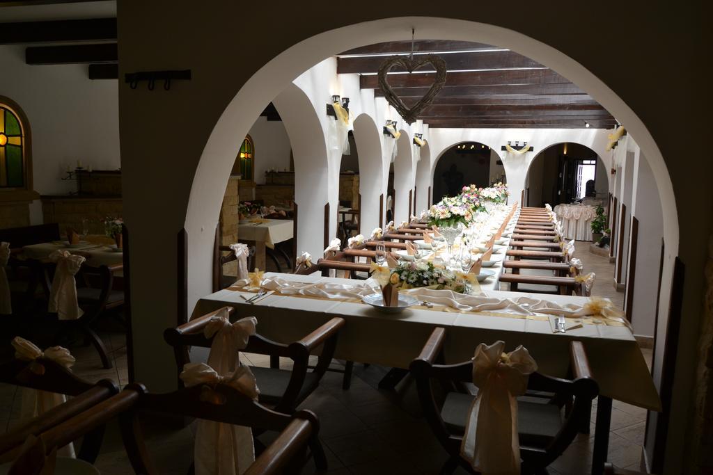 Excalibur Penzion A Restaurace Moravská Třebová Buitenkant foto