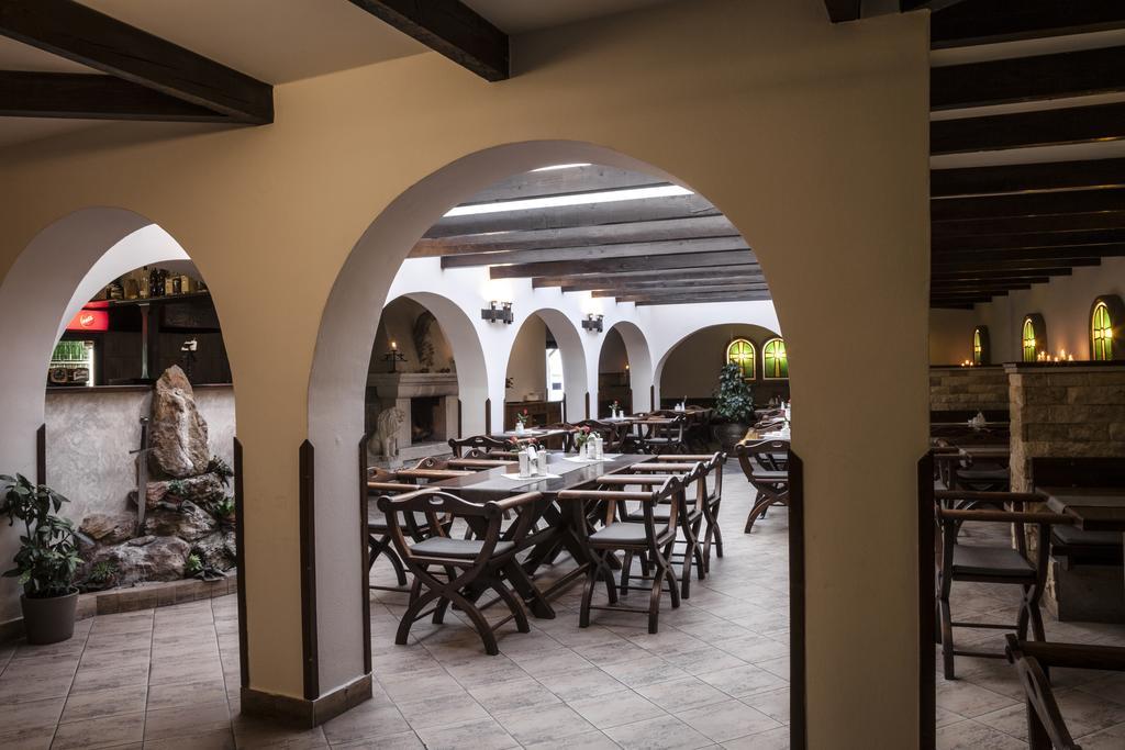 Excalibur Penzion A Restaurace Moravská Třebová Buitenkant foto